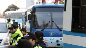 [핫포토] 법원 들어서는 '내란음모 사건' 피의자 호송차량