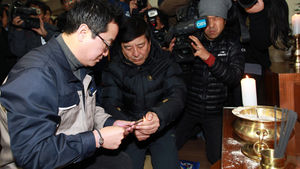 [현장포토] 희생자들 조문하는 이웅열 코오롱 회장
