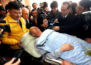 [핫포토] 北에 있는 자녀 만나러 온 고령의 아버지