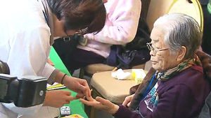 가방에 초코파이&middot;라면 가득&hellip;"빨리 만나고 싶어요"
