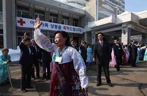 [핫포토] '언제 다시 볼 수 있을까'&hellip;이산가족 작별상봉