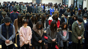 [현장포토] 경주리조트체육관 붕괴 그 후&hellip;묵념 속 입학식