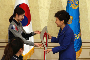 [핫포토] 김연아로부터 선물받는 박 대통령