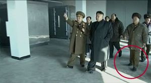 [생생영상] '감금설' 北 최룡해, 걸을 때마다 '절뚝'&hellip;TV 포착