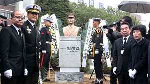 [핫포토] 천안함 46용사 故 임재엽 중사 모교서 흉상 제막