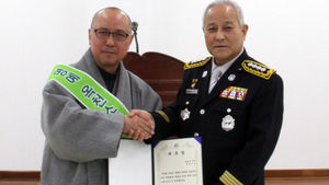 '부처님도 불조심'&hellip;명예소방서장 된 중매쟁이 스님