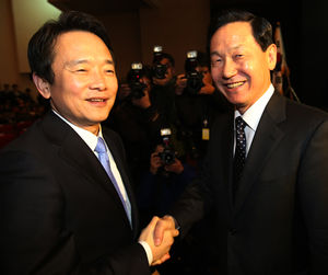 [핫포토] 경기도 지사 후보, 남경필&middot;김상곤 악수