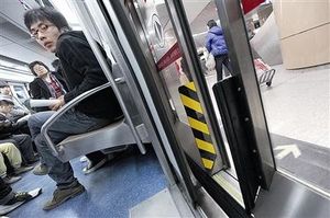 [월드리포트] 문에 머리카락 끼었는데&hellip;中 지하철 황당 답변
