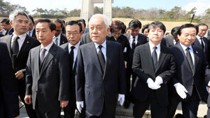 "역사인식 분명히 해라"&hellip;광주서 혼쭐난 안철수