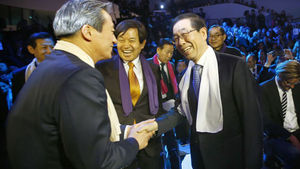 [핫포토] DDP 개관식서 박원순&middot;정몽준 '악수'