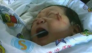 [생생영상] 트럭과 오토바이 충돌 사고 현장 '기적의 아기'