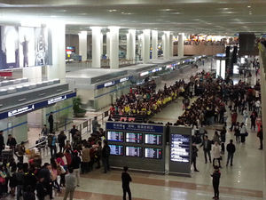 [핫포토] 상하이 국제공항, 김수현 보러 1천여 명 인파 '북적북적'