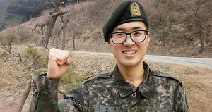 노숙자 할머니에게 햄버거 사고 사라진 병사 '귀감'