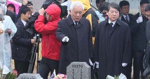[핫포토] 김한길&middot;안철수, 천안함 46용사 묘역 참배