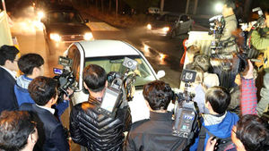 [핫포토] '황제 노역' 회장, 석방 순간까지 '황제 대접'
