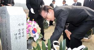 이명박 전 대통령 천안함 46용사&middot;한주호 준위 참배
