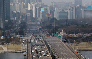 [핫포토] 어벤져스2 촬영&hellip;차량 통제된 마포대교