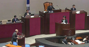 국회 대정부질문&hellip;기초연금&middot;호텔허용 놓고 신경전