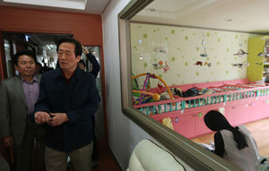 [핫포토] 미혼모 생활시설 찾은 정몽준 의원