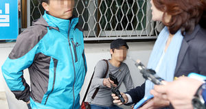 [핫포토] 비정한 아버지, 뒷주머니에 두 손 넣고 출두
