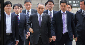 [핫포토] 법원 들어서는 강덕수 전 STX 회장&hellip;심각한 표정