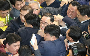 [진도 현장포토] 실종자 가족들에게 항의 받고 있는 정홍원 총리