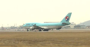 대한항공기, LA공항 착륙 후 공항 시설과 충돌