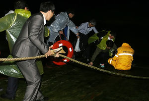 [현장 포토] "내가 직접 찾겠다" 바닷물 속에 뛰어든 실종자 가족