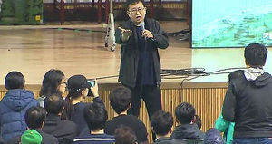 [세월호 침몰] 속 타들어가는 가족들&hellip;"구조 작업 더디다" 격앙