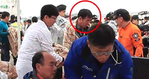 선장, 첫 구조선 타고 진료까지 받아&hellip;카메라에 포착