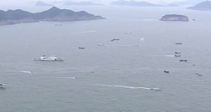 가라앉은 뱃머리&hellip;선체 주변 기름띠까지 번져