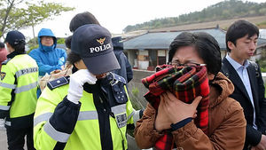 [현장 포토] 오열하는 실종자 가족&hellip;함께 눈물 흘리는 여경