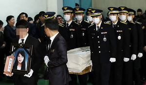 [현장 포토] '살신성인' 고 박지영씨 장례식 엄수