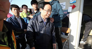 바닥에 앉혀진 해수부 장관&hellip;'더는 못 기다려' 실종자 가족 분노 폭발