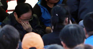 [현장 포토] 실종자 가족들에 둘러 싸인 채&hellip;면담하는 해수부 장관