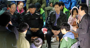 성난 실종자 가족들, 이주영 장관&middot;해경청장 둘러싼 채 항의