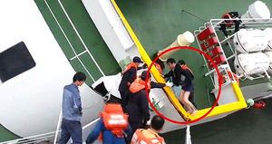 선장, 바지도 못 챙겨입고 황급히 탈출&hellip;구조 영상 공개
