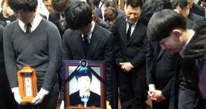 "돈 없다고 대학 안 가&hellip;" 세월호 아르바이트 희생자 발인