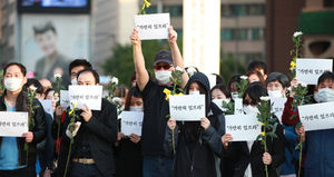 분향소 앞에 선 유가족 '침묵 시위'