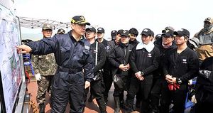 [현장 포토] 해경, 잠수요원들에게 구조작전 설명 중