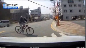 [블랙박스] 횡단보도 가로지르는 자전거와 쾅&hellip;책임은?