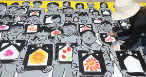 [현장 포토] 영정에 핀 꽃&hellip;추모 그림 그리는 시민들