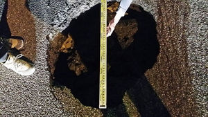 [현장 포토] 경부고속도로 동탄 IC 인근 0.5m 침하&hellip;차량 10대 파손