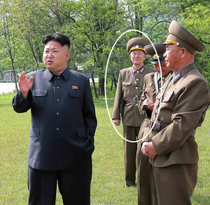 [핫포토] 北 조경철 보위사령관, 권총 차고 김정은 수행
