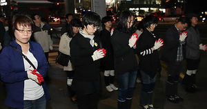 '스승의 날' 앞둔 교사들 촛불 밝혔다