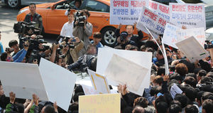 KBS노조 길환영 사장 출근길 저지&hellip;격렬한 몸싸움