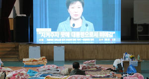 [현장 포토] 대국민담화 시청하는 실종자 가족들