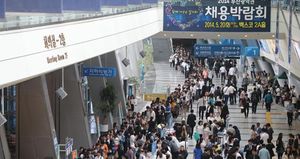[핫포토] 구직자로 북적이는 채용박람회