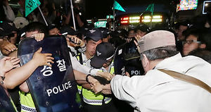'세월호 추모' 대규모 집회&hellip;30여 명 경찰에 연행