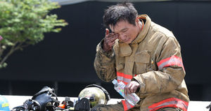 [현장 포토] 눈 닦는 소방관&hellip;필사의 구조